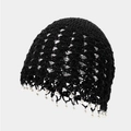 Detalle del gorro de ganchillo negro con patrones calados y colgantes de perlas blancas - Talla única / Negro