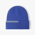 Bonnet en maille côtelée bleu foncé avec bande grise décorative et texture chaude - Bleu ciel