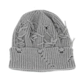 Detalle de un gorro de punto gris con bordes deshilachados de estilo callejero retro - Gris
