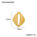 Makroaufnahme ovaler Gold-Edelstahl-Federring mit Maßen von 2,2 cm mal 1,8 cm - Gold Geometrischer Gebürsteter Anhänger