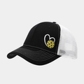Dettaglio del ricamo pickleball a cuore su cappello trucker a rete bicolore - Nero Con Mesh Bianco