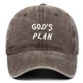Détail de la broderie blanche GOD'S PLAN sur casquette en coton gris foncé délavé - Café