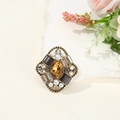 Spilla a rombo vintage con cristallo ambrato, strass grigi e perle bianche eleganti - Stile Rombo Bronzo Antico