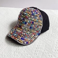 Vista de detalles de perlas coloridas y tachuelas plateadas en gorra de béisbol - Adulto, Ajustable / Negro