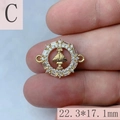 Détail du pendentif Vierge Marie doré de 22,3x17,1mm orné de pierres en zircone cubique - C-Zircone Claire Vierge Marie