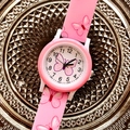 Dettaglio quadrante farfalla e cinturino in silicone rosa su orologio quarzo bimba - Rosa