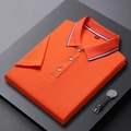 Détail du polo en coton orange avec ruban de col tricolore et accessoire montre en cuir - S / Orange
