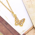 Macro del ciondolo a farfalla dorato con zirconi cubici a baguette e tondi scintillanti - Ciondolo Farfalla Pieno Zirconia Oro (ZYN-DMK641G-A8)