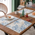 Set de table de Noël avec motifs floraux bleus sur table en bois - Pomme de Pin Jaune / 32-45cm