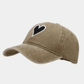 Détail du patch brodé en forme de cœur sur une casquette en coton lavé rétro - Réglable / Kaki