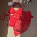 Detalle de bikini de 3 piezas en malla roja con adornos de conchas sobre alfombra de paja - S / Rojo