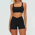 Completo sportivo nero da donna con crop top a scollo quadrato e shorts fitness a V - Taglia S / Top E Pantaloni / Reggiseno + Pantaloncini / Nero premium