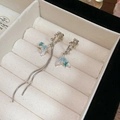 Detalle de pendientes asimétricos de sirena con esmalte azul, borlas y perlas finas - Borla de cola de sirena asimétrica / Clip de oreja - Plata