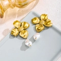Boucles d'oreilles fleur dorée avec perles baroques blanches au design mat vintage - 5650 Boucles d'Oreilles Perle Fleur (Or)