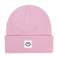 Dettaglio del berretto in maglia rosa per neonati con trama morbida e toppa smiley - Rosa