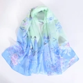 Chiffon-Langschal für Damen mit blau-grünem Verlauf und traditionellem chinesischem Blumenmuster - Blau-Grüner Farbverlauf