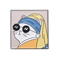Emaille pin van kat met pareloorbel en zonnebril in creatieve pop-art stijl - Meisje met de Parel Parodie Kat (xz8907)
