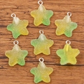 Pendentifs étoiles dégradé jaune et vert avec anneaux argentés sur fond bois - Étoile Dégradé No.4