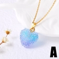 Gros plan du pendentif cœur en dégradé bleu avec cristaux sur chaîne dorée - Bleu Violet Dégradé