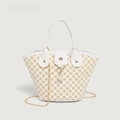 Weiße Beuteltasche mit goldenen geometrischen Mustern und dekorativem Perlenanhänger - Weiß