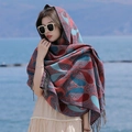 Sciarpa etnica con motivo paisley rosso-blu e frange sottili per outfit da viaggio - 200cm / Paisley di Potere-Blu