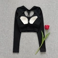 Detailsicht des schwarzen Langarm-Yoga-Crop-Tops mit Rückenausschnitt und Polstern - S / Schwarz