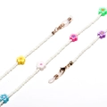 Détail de la chaîne à lunettes avec fleurs en argile colorées et fermoirs dorés - Blanc