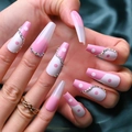 Detailsicht langer rosa-weißer Press-on-Nägel mit glänzenden Strasssteinen verziert - Rosa Weiß Tai Chi Strass Stil (Gelee-Kleber)