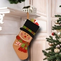 Weihnachtssocke im Lebkuchenmann-Design mit kariertem Schal an einem festlichen Kamin - Schwarzer Zylinder Stil