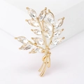 Detail van elegante tarwestengel broche met goudkleurige basis en kristallen - Goud