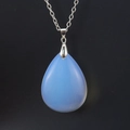 Primo piano del ciondolo a goccia blu chiaro con collana a catena argentata - Opalite