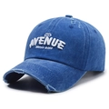 Gorra de béisbol azul desgastada con bordado Avenue blanco y detalles rotos de estilo retro - Ajustable / Azul
