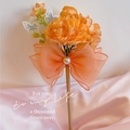 Orangefarbene Nelken-Blumenstift mit großer Organza-Schleife und Perle für Geschenke - Orange