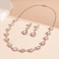 Dettaglio del set gioielli rosa a goccia con collana e orecchini in argento lucido - Goccia d'Acqua Rosa (Set da 2 pezzi)
