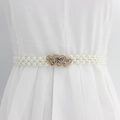 Ceinture de perles pour femme avec boucle coeur dorée sur une robe blanche - Trois Cœurs
