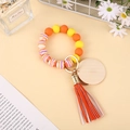Buntes Silikon-Perlenarmband-Schlüsselanhänger mit Holzscheibe und Lederquaste - Gelb Orange Lila Muster