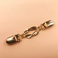Clip vintage dorata per cardigan con design a infinito ritorto su sfondo rosa - Oro (BC1028-00-04)