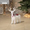 Weiße Rentier Weihnachtsdekoration aus Plüsch mit rotem Beerenschmuck und Schal - Kleine Größe Rentier / 220g