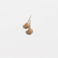 Pendientes minimalistas de esmalte marrón claro en forma de grano brillante - Color Té con Leche