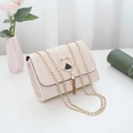 Schicke beige gewebte Umhängetasche mit Goldkette und Metallquasten-Ornament - Cremeweiß Halbrunde Quastenschnalle