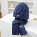 Detalle de bordado de teckel en conjunto de gorro y bufanda de punto azul - Azul