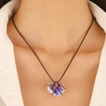 Gros plan du pendentif cœur en opale aux teintes violet-bleu nébuleuses sur cordon - Pendentif Coeur Nébuleuse Dégradé (Cordon Brun)