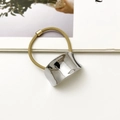 Minimalistischer Zopfgummi mit silbernem Legierungsanhänger und khakifarbenem Band - Silber