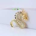 Portachiavi drago dorato con strass colorati e perla su sfondo bianco minimalista - Multicolore Chiaro
