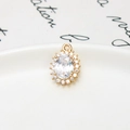 Makroaufnahme von ovalem Zirkonia-Anhänger mit goldener Sonnenblumenfassung für Schmuck - Oval Weiß / 11*15mm