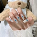 Uñas postizas Coffin con corazones azules brillantes y borde de perlas en base blanco leche - Estilo Perla Corazón Brillo Azul Blanco Leche Translúcido (JP1056)