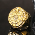 Anello bussola dorato da uomo con cristalli e texture stile punk e hip hop - US 7 / Oro