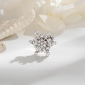 Elegante zilveren sneeuwvlok oorknopje met parels en strass op een witte achtergrond - Parel Sneeuwvlok Enkel Stuk (A-1026)