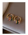 Detailopname van gouden oorringen met fonkelende paarse, roze en groene zirkoonringen - Goud met veelkleurige zirkonia