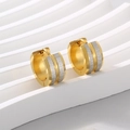 Orecchini a cerchio bicolore a forma di C in acciaio inossidabile oro e argento - Stile Spazzolato a Righe Oro Argento Alternato (KE112993-XY)